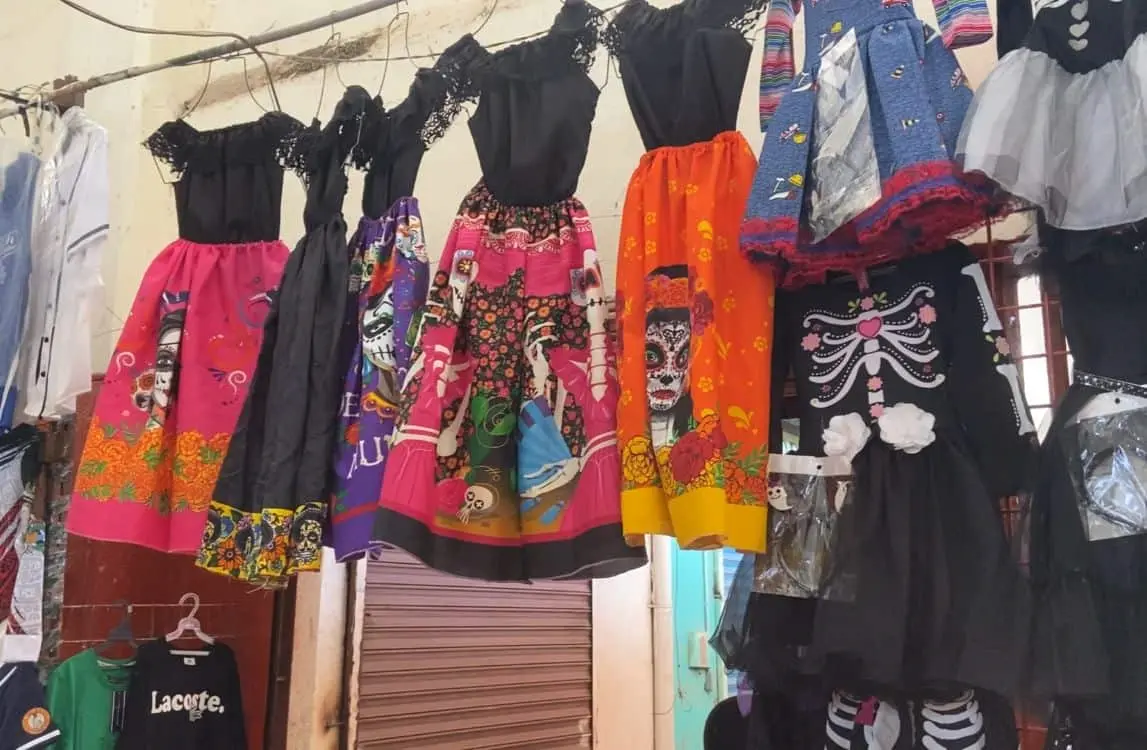 En Navojoa repuntan ventas de trajes de catrines y catrinas