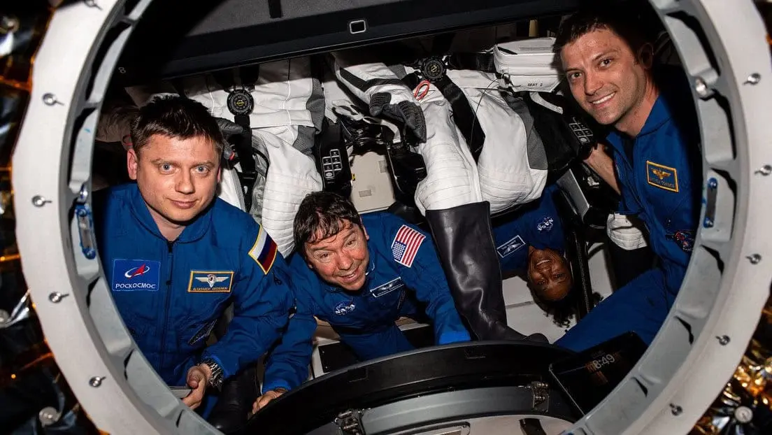 Hospitalizan a astronauta de la NASA tras regreso a la Tierra