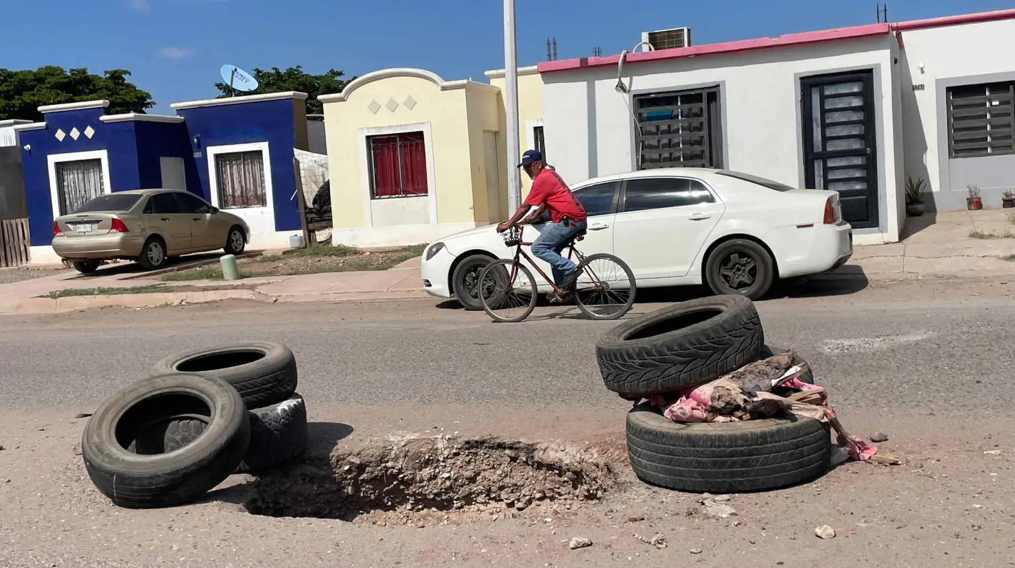 Cajeme: Socavón y falta de alumbrado afecta el tránsito
