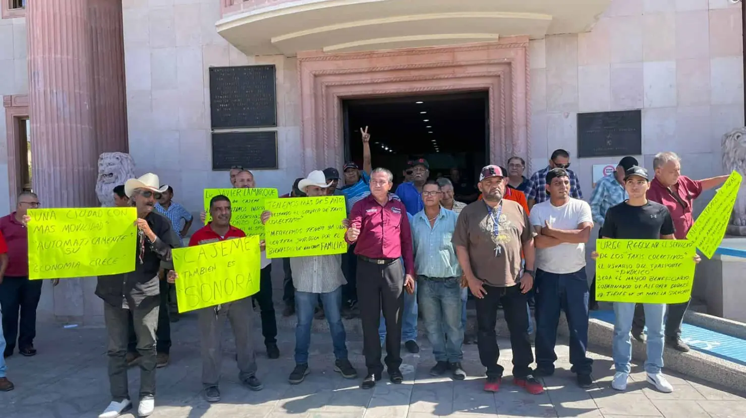 En Cajeme, choferes de taxis colectivos se manifiestan en Palacio Municipal