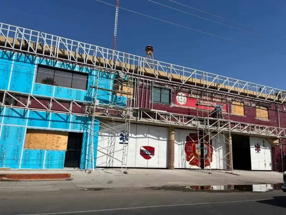 Así se observa la remodelación del edificio del Departamento de Bomberos de Cajeme. Desaparecen los mosaicos rojos. Foto: Facebook
