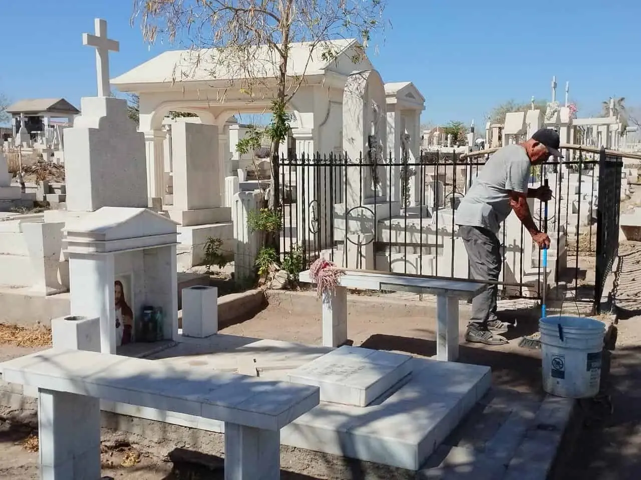 Piden no dejar agua almacenada en los floreros de los panteones de Navojoa