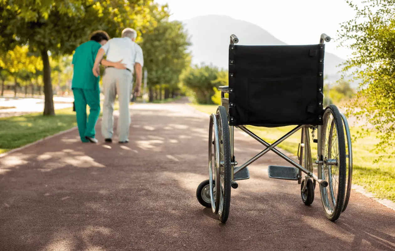 Cuidad a una persona enferma puede llevar al cuidador a tener desgaste físico y emocional lo que se conoce como síndrome del cuidador. Foto: Canva.com