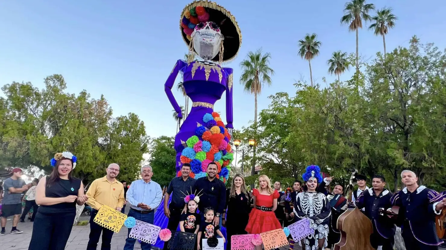 En Álamos presentan catrina gigante en el marco de la celebración de Día de Muertos. Foto: Edgar Coronado