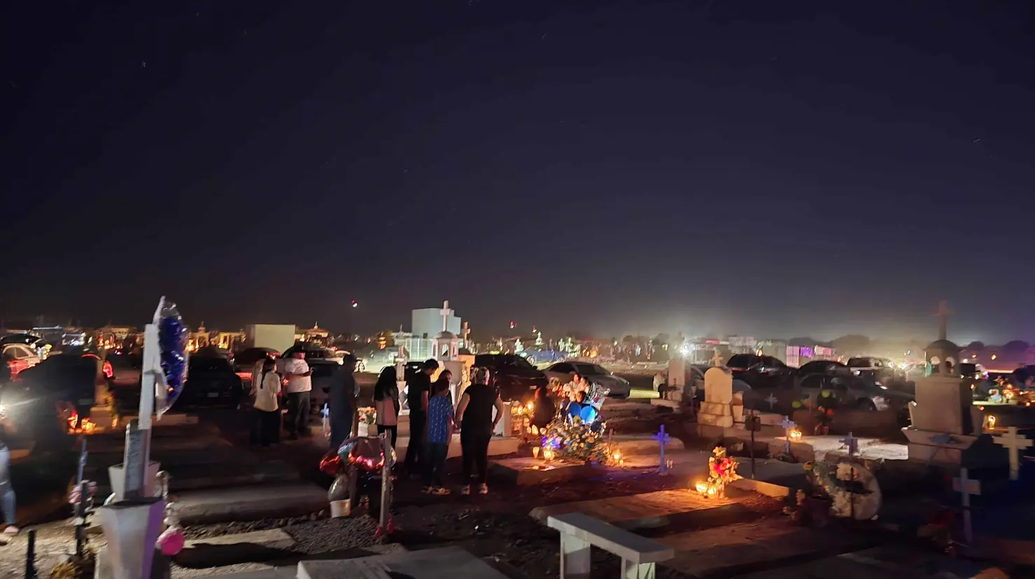 Llenan de luz y flores el Panteón del Carmen en Ciudad Obregón