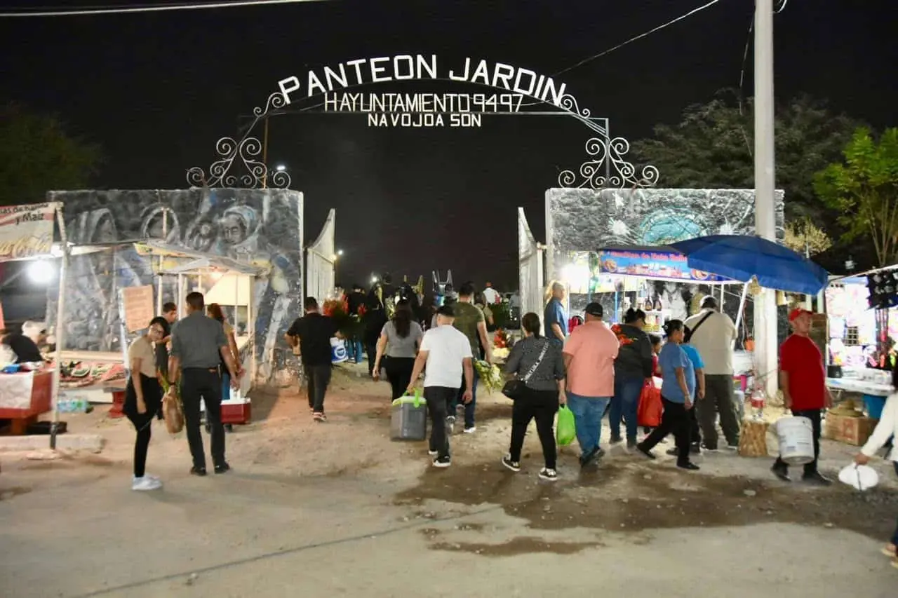 Más de 50 mil personas visitaron los panteones del municipio, según información de autoridades locales.