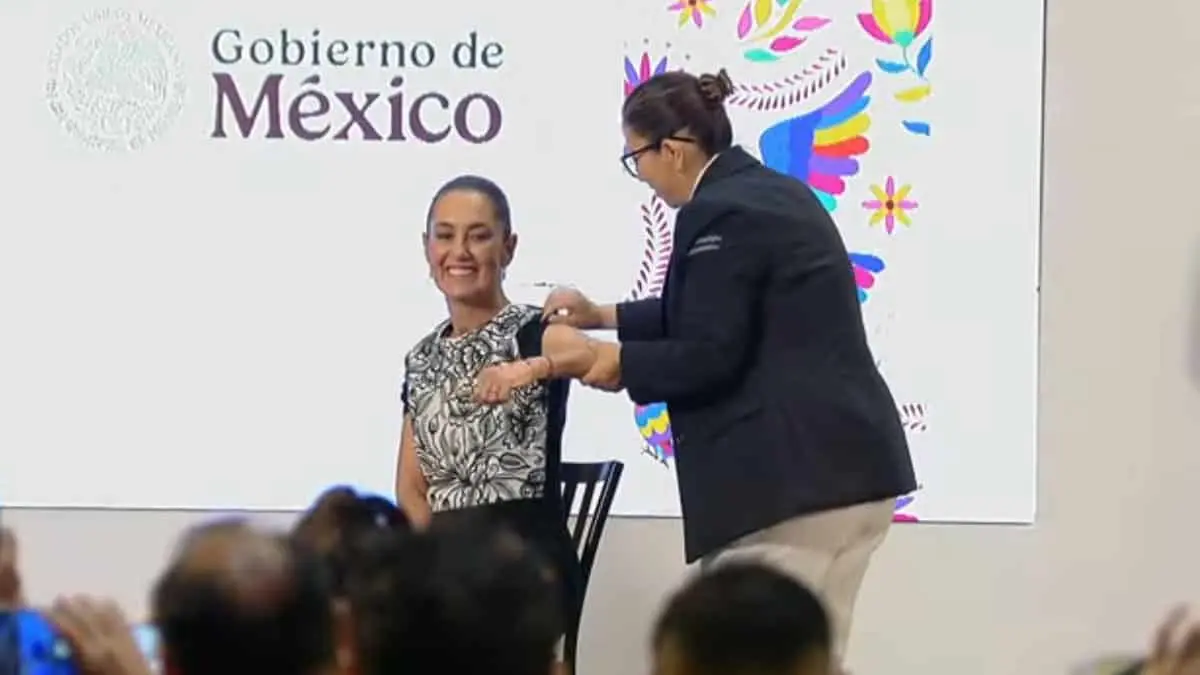 Claudia Sheinbaum se vacuna contra la influenza durante “La Mañanera”