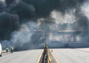 Pipa de Pemex choca contra una caseta de cobro y explota