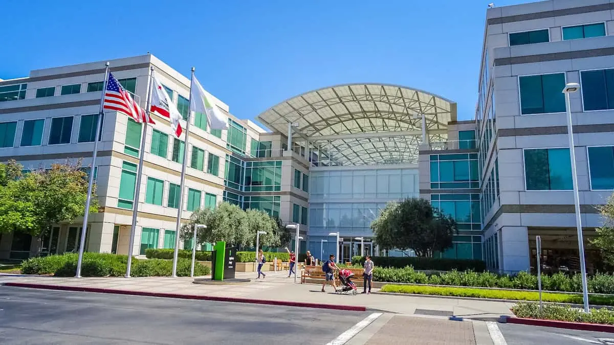 Apple es demandada: le acusan de vigilar los dispositivos de sus trabajadores