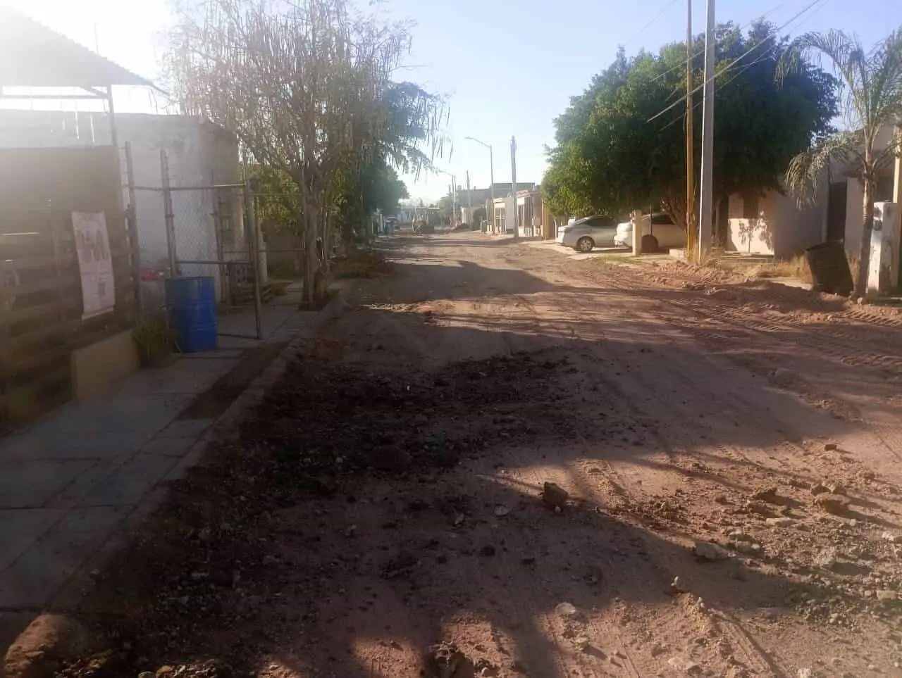 Vecinos de Laureles en Navojoa se cooperan para reparar su calle al no recibir respuesta