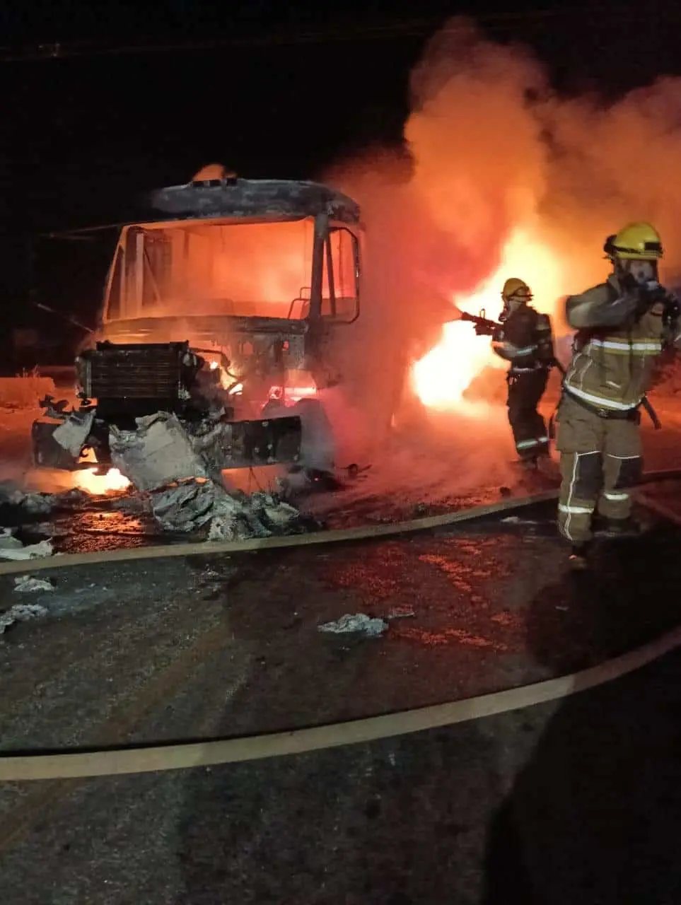 Arrasa incendio con camión suburbano en el Valle del Yaqui