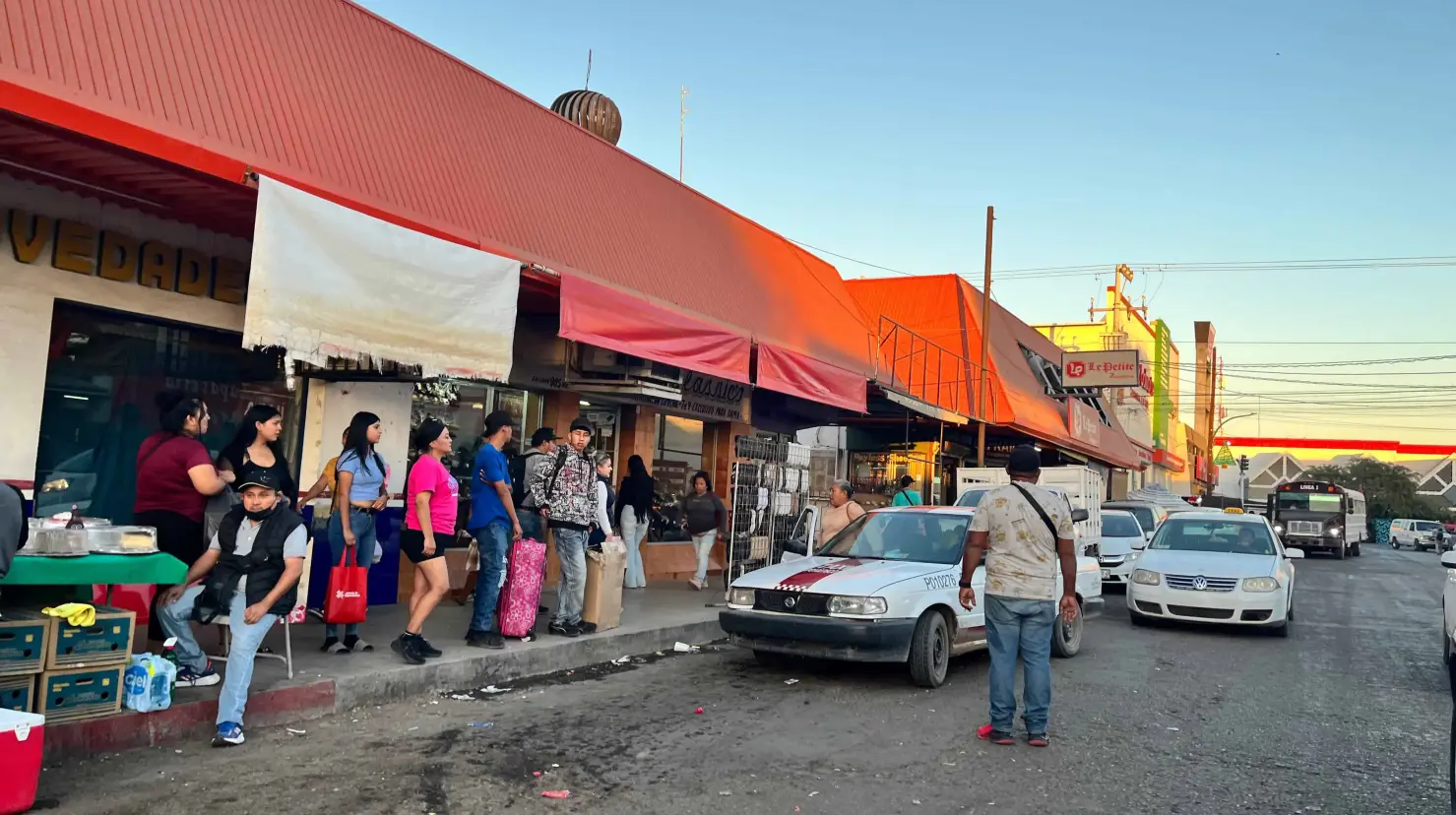 Mucho tráfico de personas y de vehículos por compras navideñas en el centro de la ciudad.