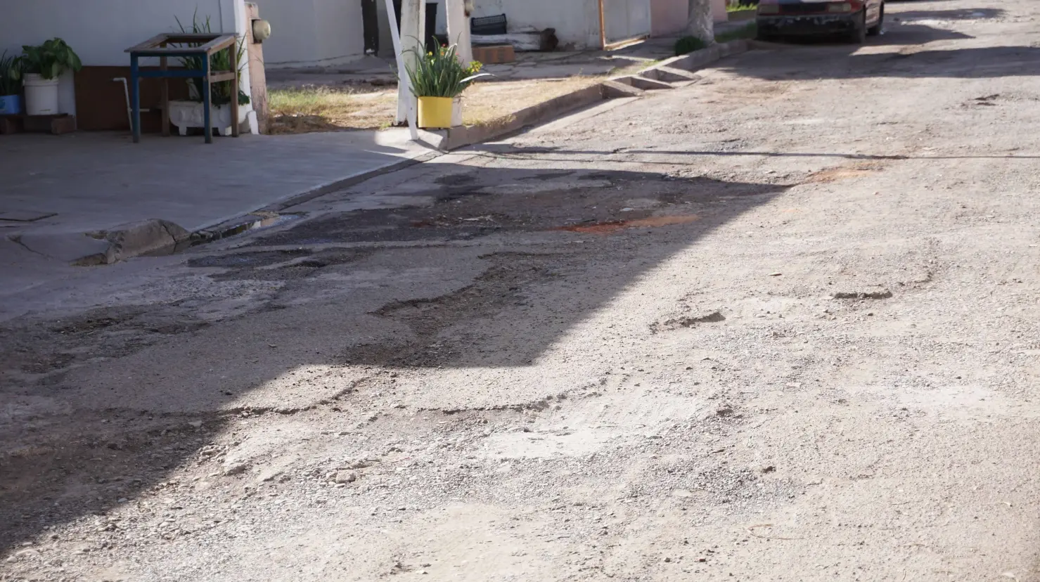 Vecinos bachean con escombro calles de la colonia Miravalle