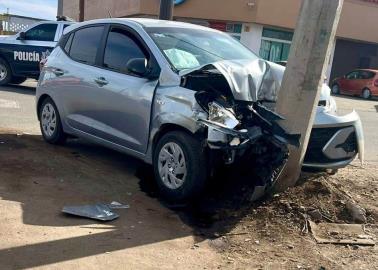 Dos mujeres lesionadas al chocar contra un poste en Obregón