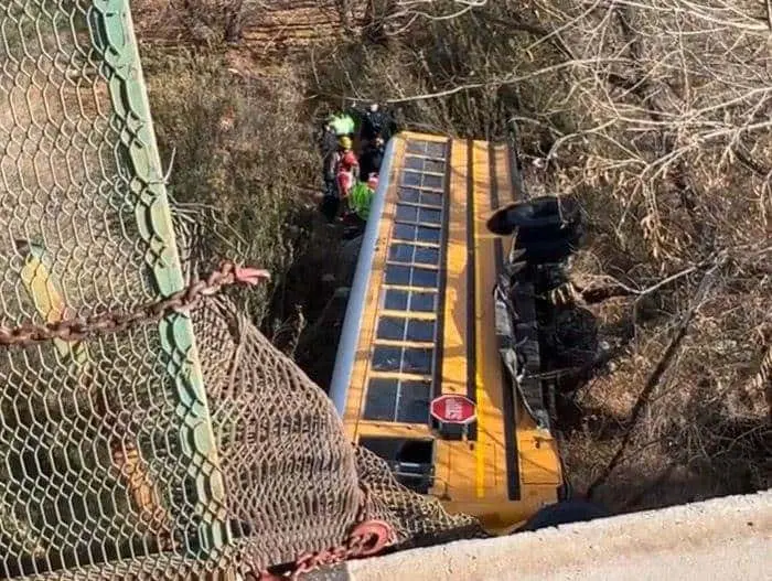 Cae autobús a barranco en Nogales