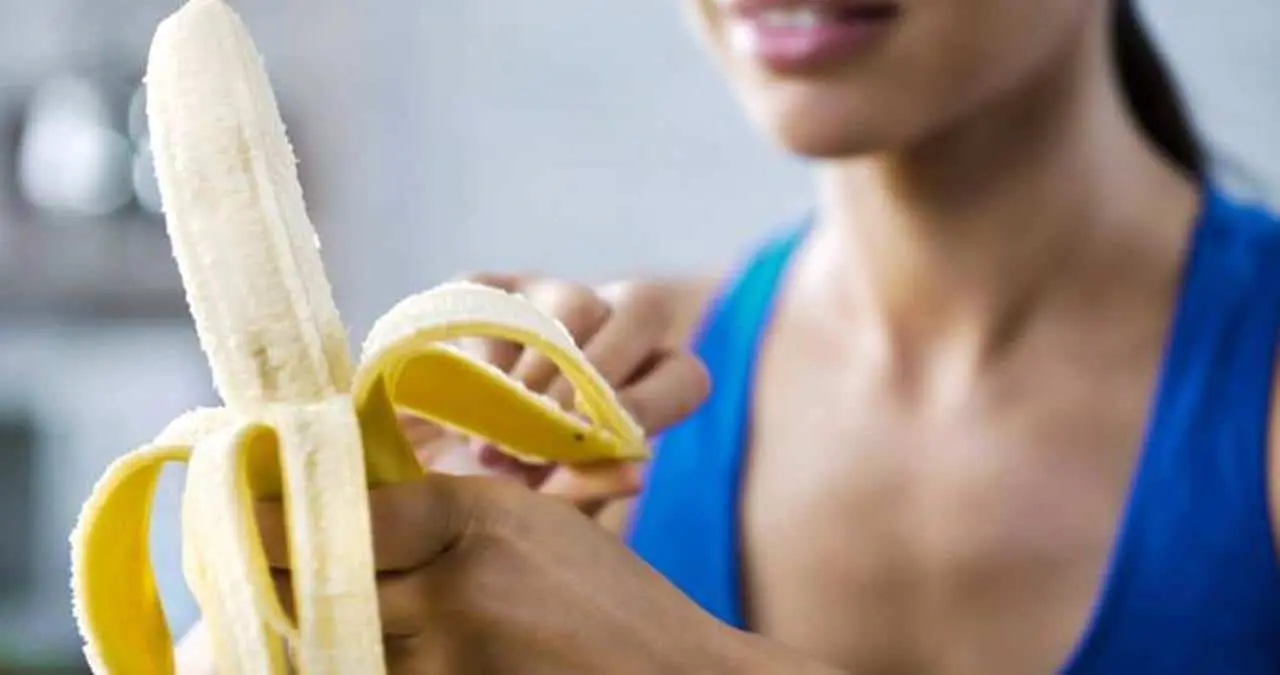 El plátano es un excelente snack que puedes incluir en licuados, ensaladas o disfrutar solo.