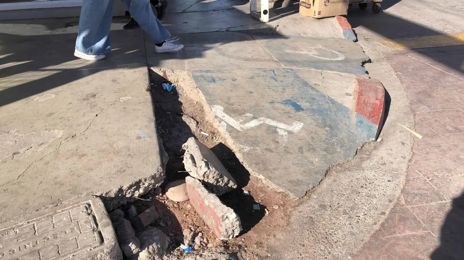 Falta inclusión en Cajeme; rampas para personas con discapacidad están destruidas