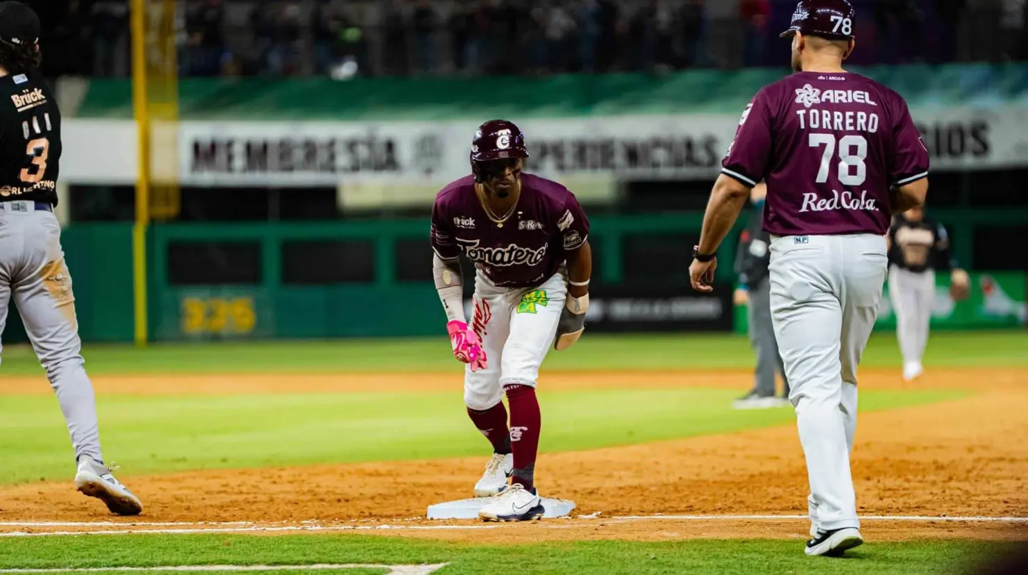 Tomateros gana el primero en su estadio.