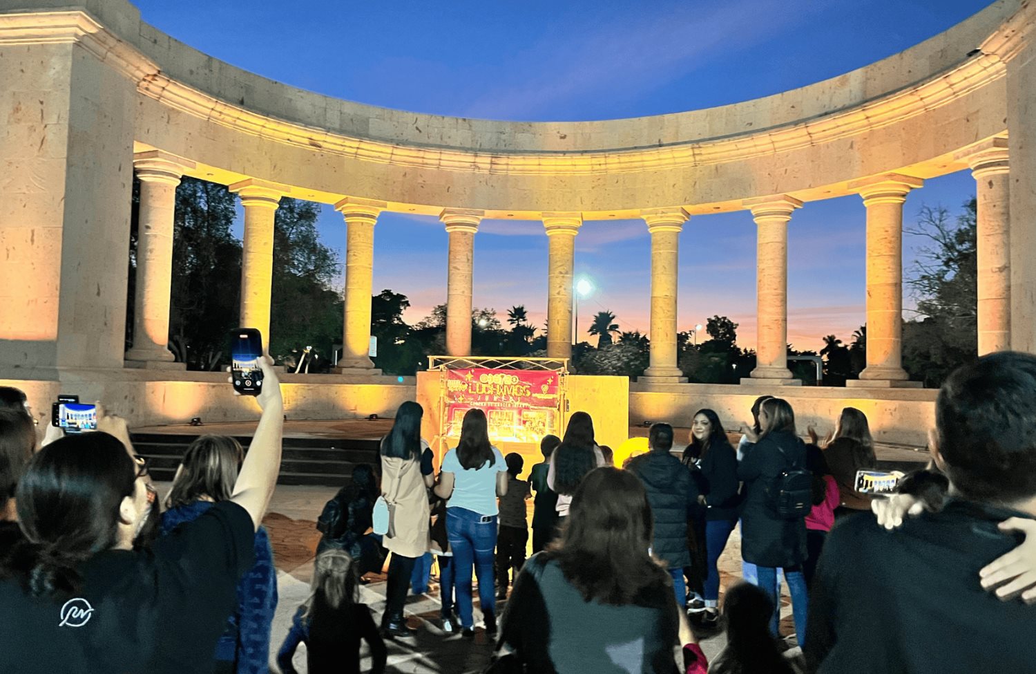 Cáncer infantil: iluminan de dorado la Plaza Ignacio Zaragoza