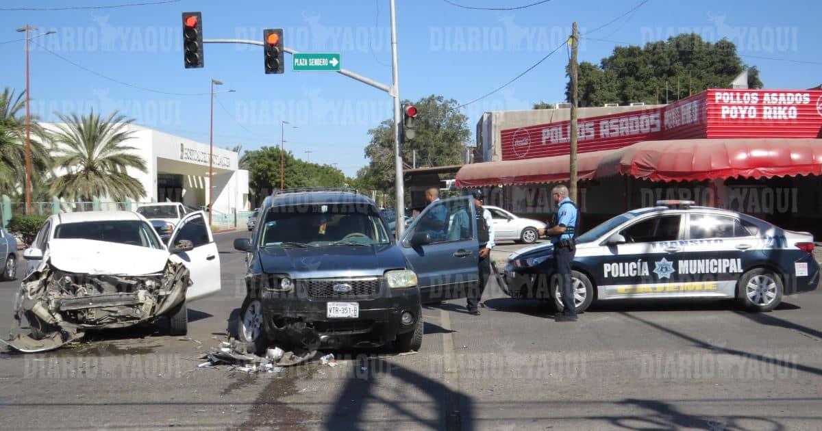 Aparatoso choque en la calle 200 de Ciudad Obregón