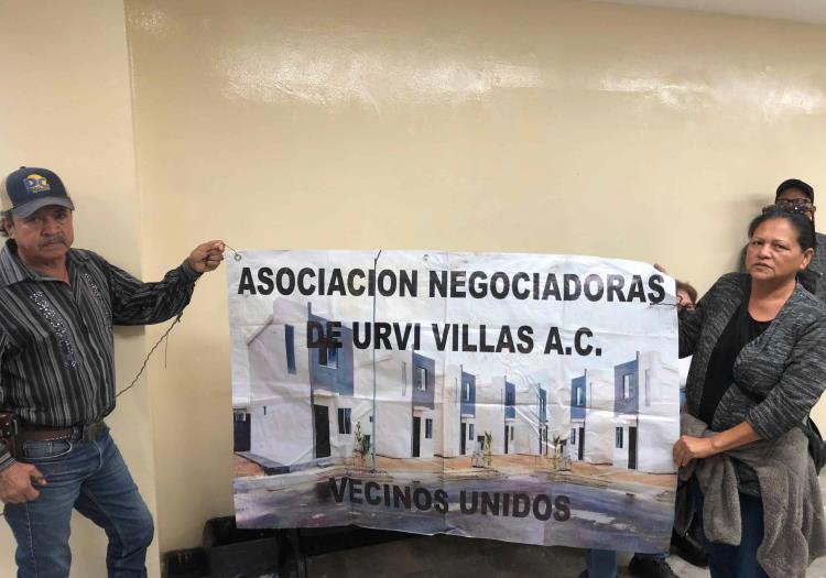 De nuevo, se manifiestan vecinos de Urbi Villa del Real por desalojos de casas