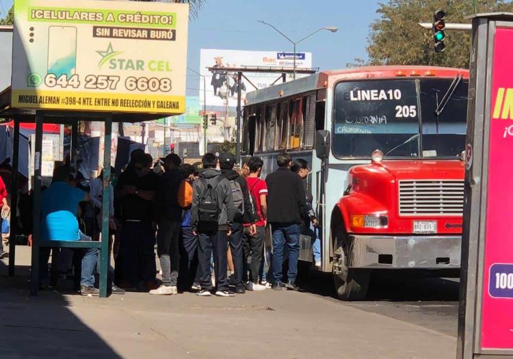 Taxis pirata invaden a la línea 10