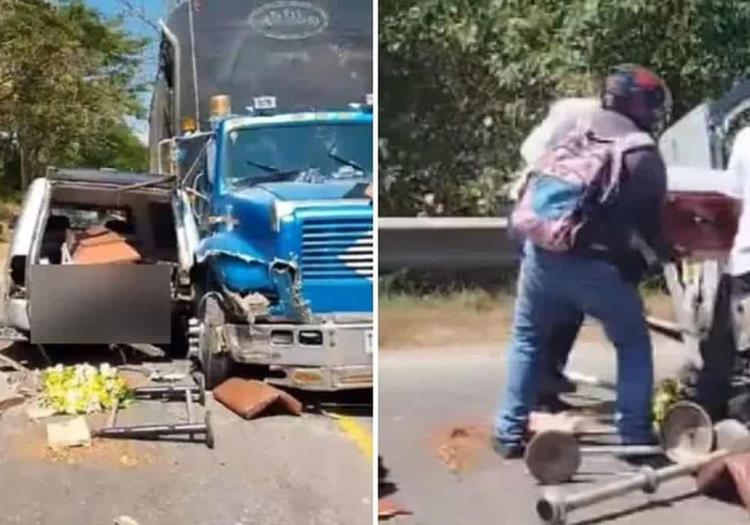 Carroza choca contra un tráiler: se sale el ataúd y el cadáver quedó expuesto en la carretera