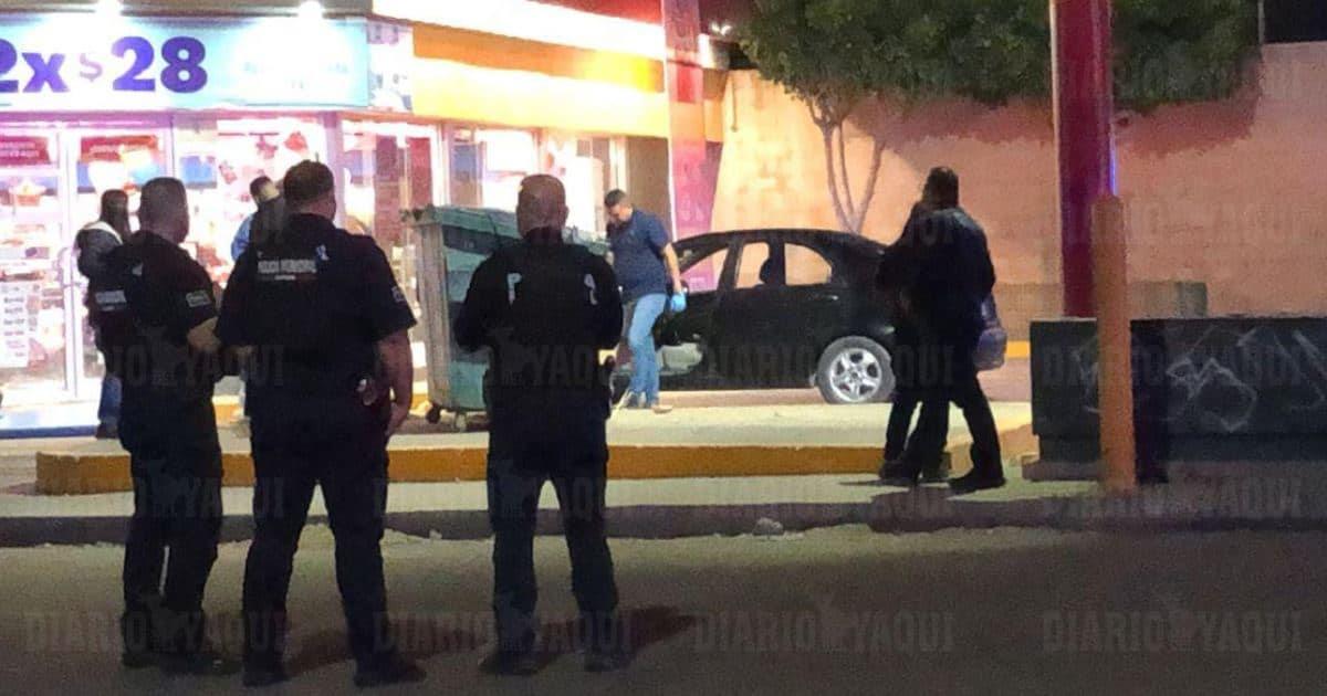 Hallan arma en vehículo de sujeto baleado en Ciudad Obregón