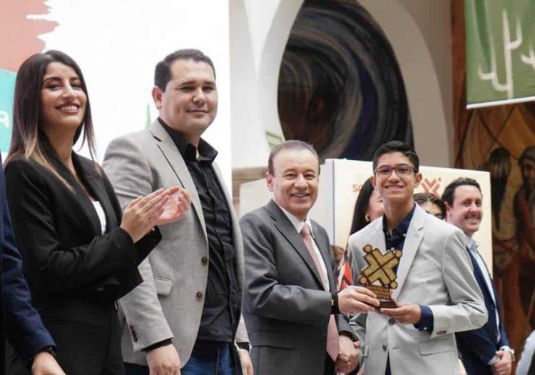 Premio Estatal de la Juventud 2025: Ganadores reciben 100 mil pesos