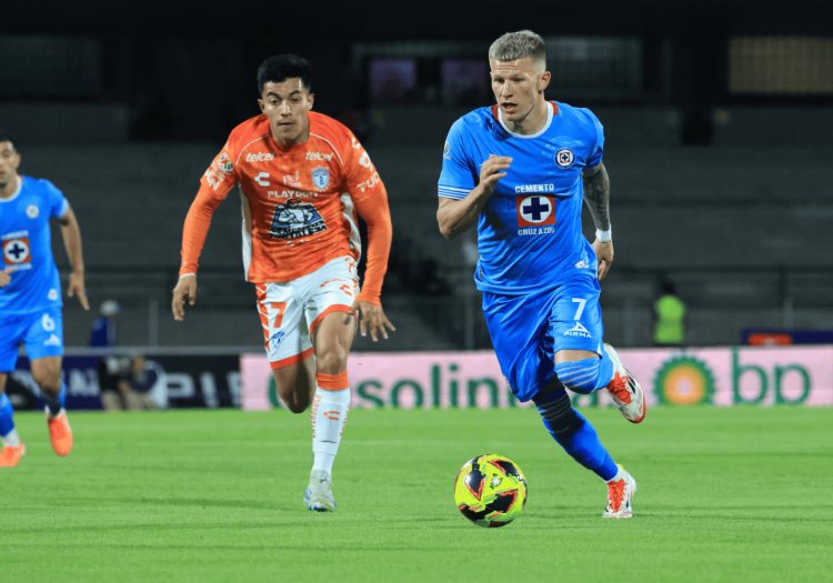 Cruz Azul vence a Pachuca y gana por primera vez en el Estadio Universitario