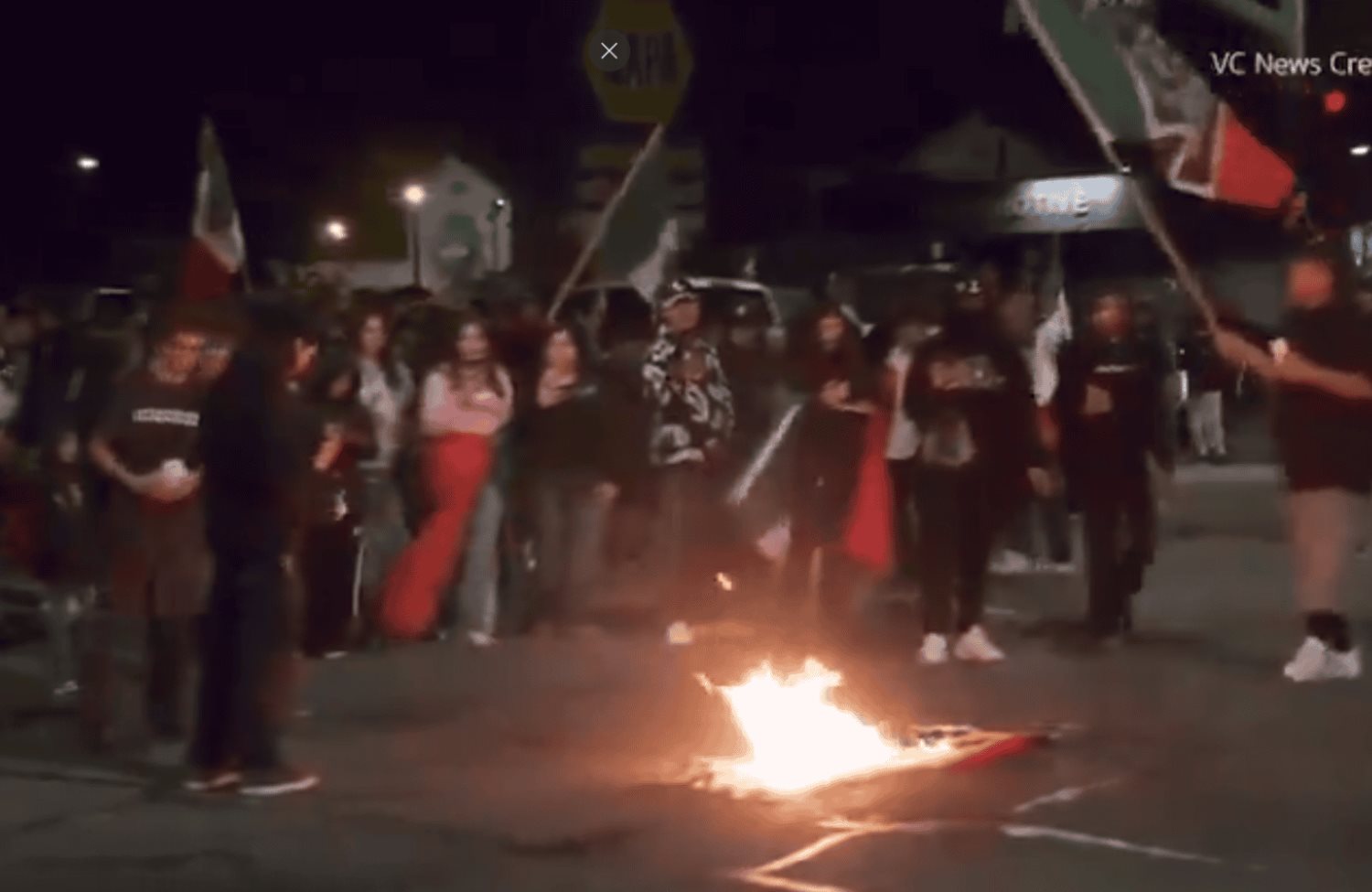 Protesta en California: Mexicanos queman bandera de EE. UU. contra deportaciones