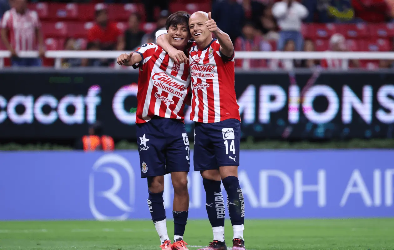 Javier Chicharito Hernández fue clave en el triunfo.