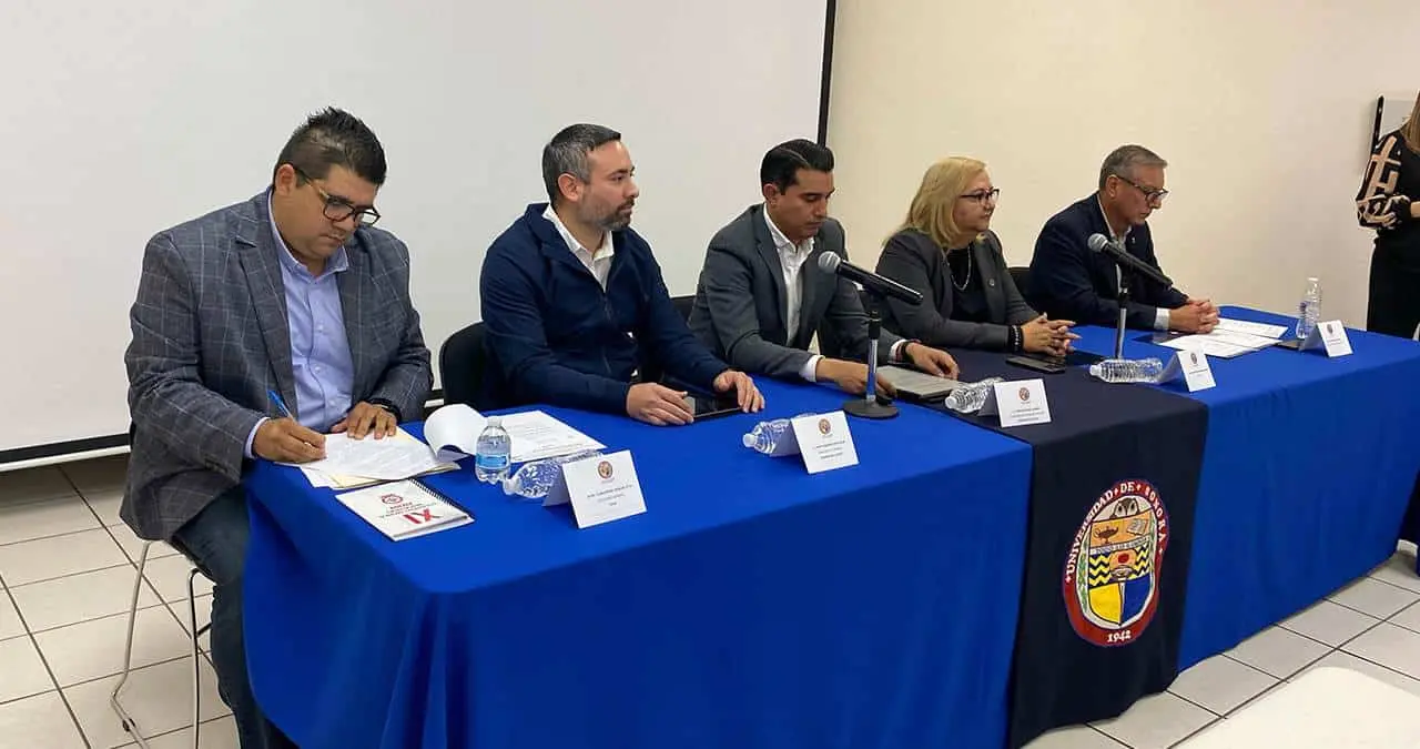 En la mesa de diálogo se encontraban la rectora de la Unison, Rita Plancarte; el Secretario de Educación y Cultura, Froylán Gámez; el secretario del trabajo, David Fernando Soto Alday; Cuauhtémoc Nieblas Cota, Secretario General del STAUS; y el Dr. Luis Enrique Riojas Duarte, secretario General administrativo de la Unison