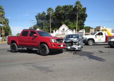 Aparatoso choque en la entrada a Villas del Rey, en Ciudad Obregón