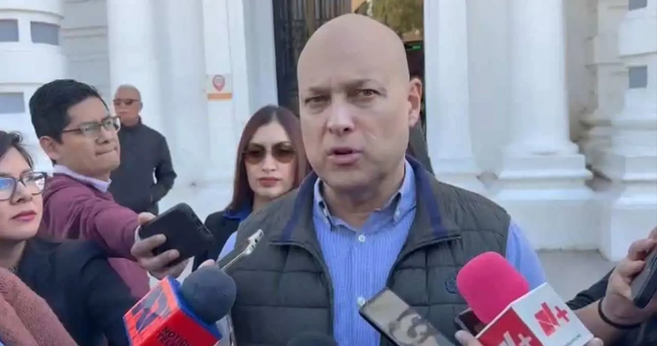 Hasta el momento ya tienen localizada la motocicleta de la persona que disparó contra Carlos Tirado, el cual iba disfrazado como repartidor de la plataforma digital Didi, y que la unidad fue localizada a unos seis minutos de distancia del lugar junto con un casco y una mochila característica de la aplicación Didi