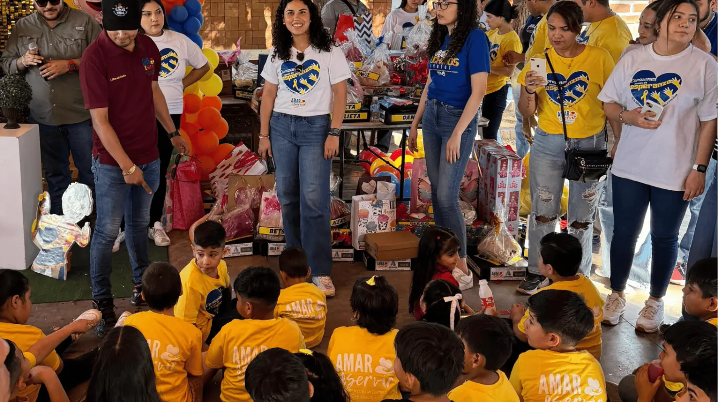 Los menores usaron una camiseta amarilla con el lema Corazones llenos de esperanza.