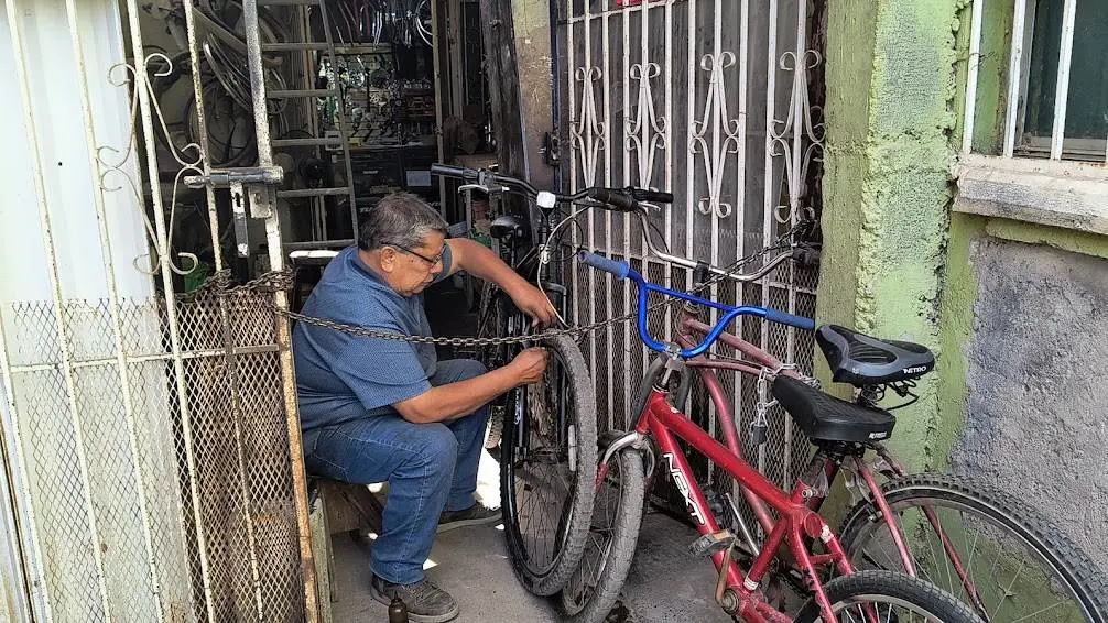 Carlos ejemplo de perseverancia para mantener vivo el oficio de bicicletero