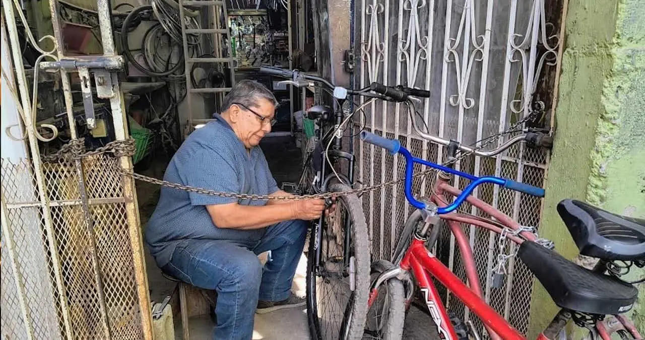 Carlos, perseverancia para mantener vivo el oficio de bicicletero