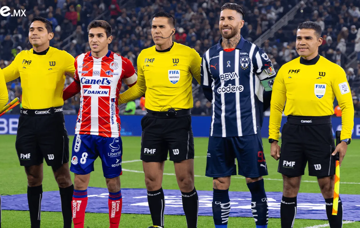 El partido lo va ganando Rayados 2-0 en el primer tiempo.