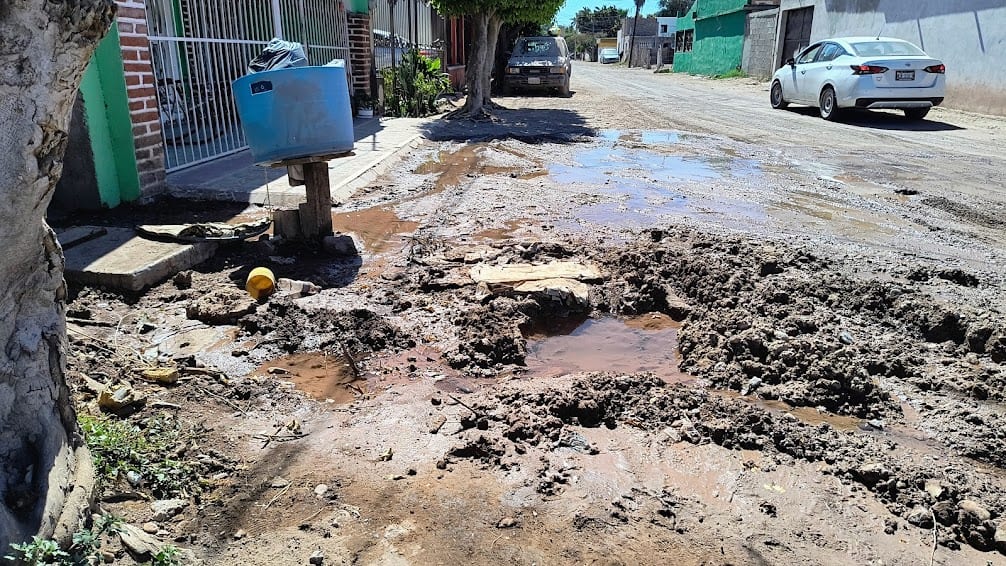 Vecinos de la colonia Sonora en Cajeme exigen reparación de fuga de agua