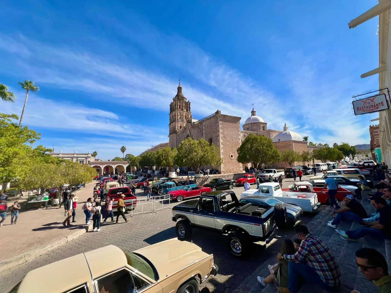 Álamos recibe más de tres mil visitantes durante la Exposición de Autos Clásicos y Antiguos