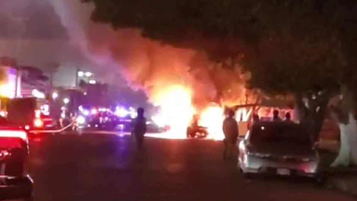 Arde camión de la Línea 1 al norte de Ciudad Obregón