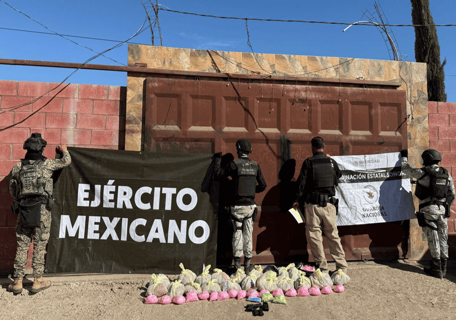 Catean vivienda en Navojoa; decomisan un arma, drogas, y autos robados