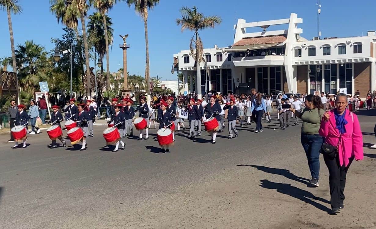 Participan más de 20 instituciones en desfile por el Día de la Bandera en Navojoa