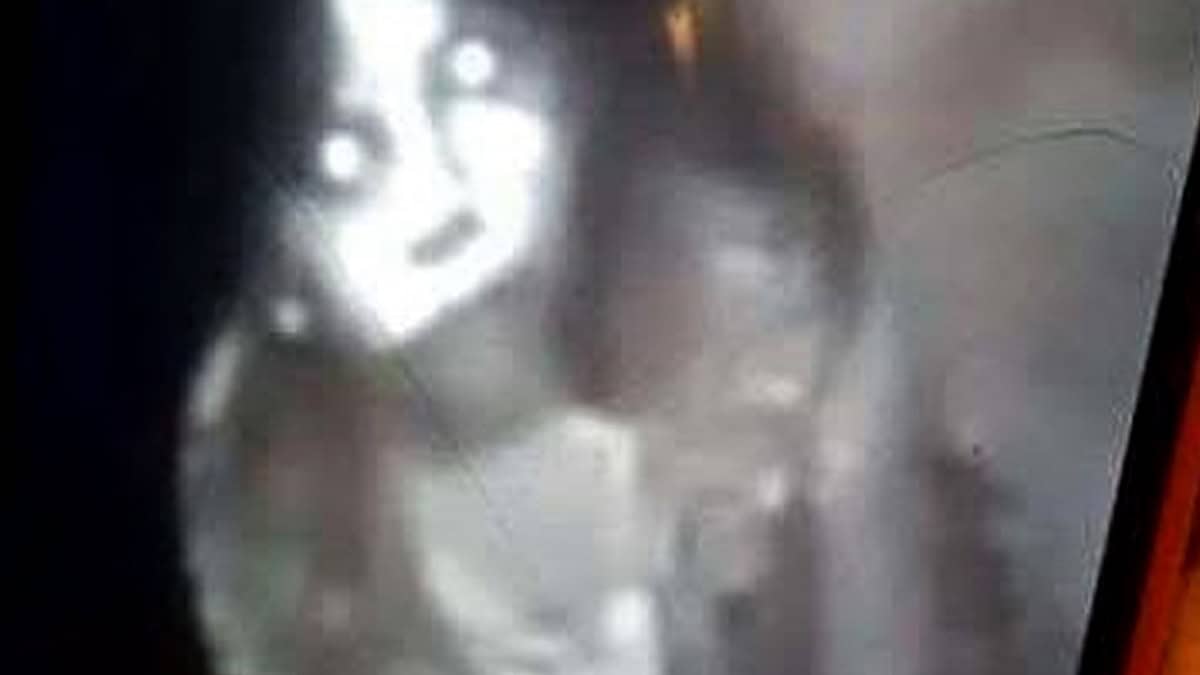 VIDEO | Captan supuesta niña fantasma caminando por aeropuerto de México