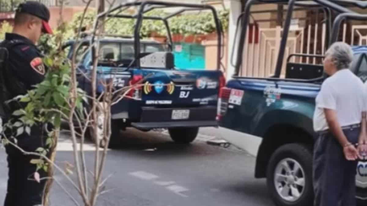 Detienen a activista de 67 años mientras plantaba un árbol en la banqueta