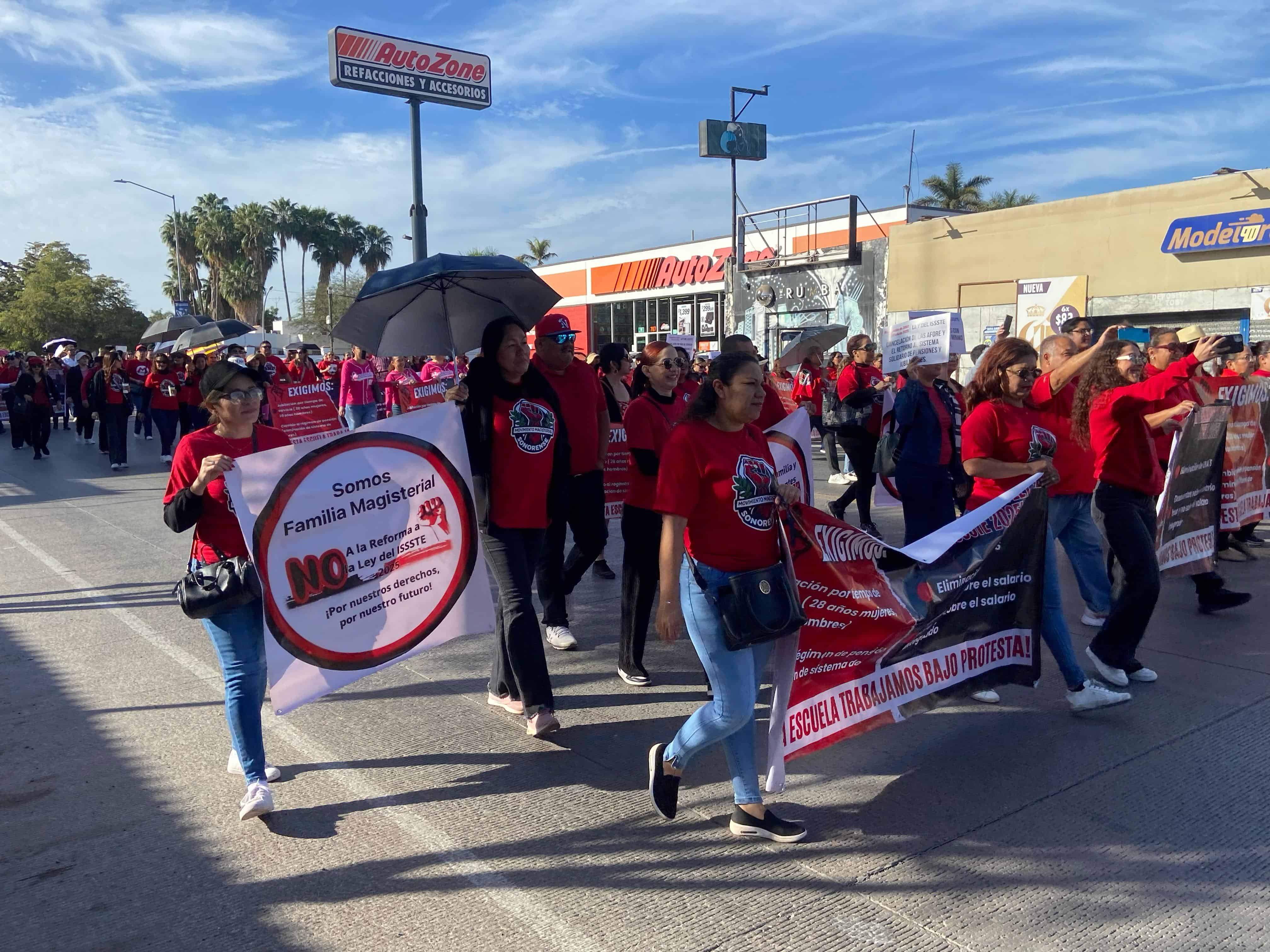 Maestros de Navojoa se manifiestan contra reforma a la Ley del Issste