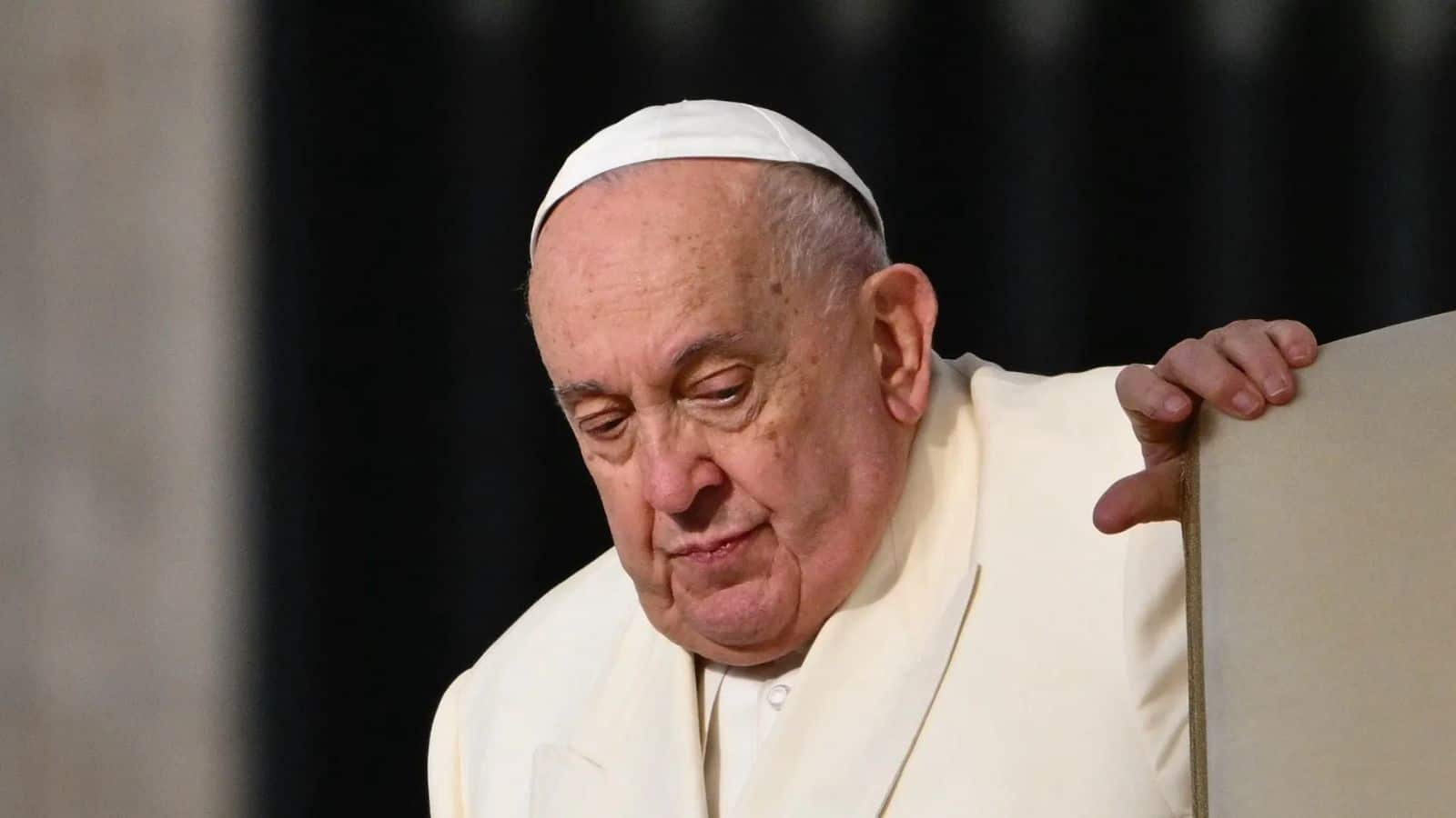 Papa Francisco sufre crisis respiratoria; se reporta grave