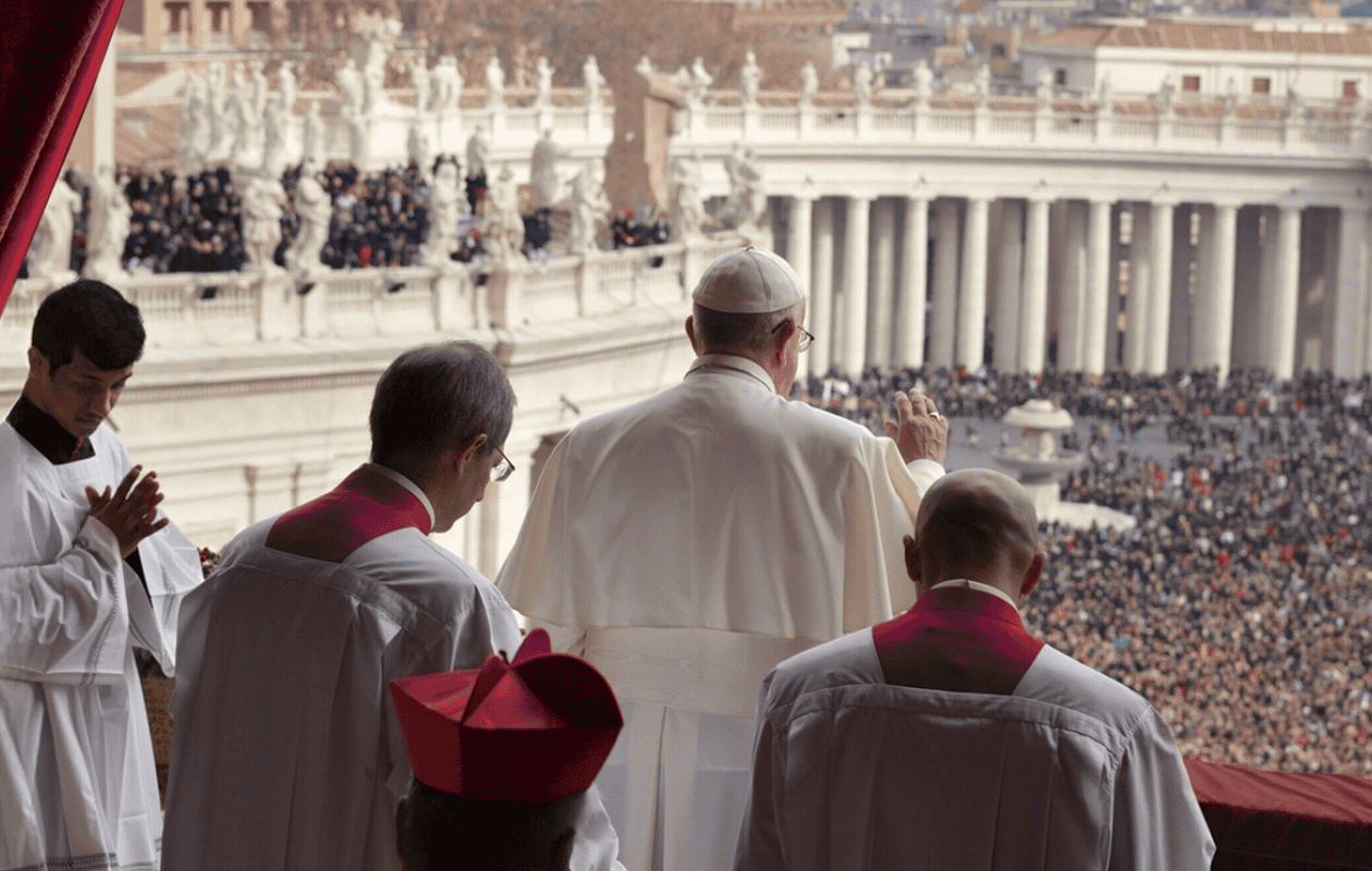 Papa Francisco supera la fase crítica, pero sigue en terapia de oxígeno