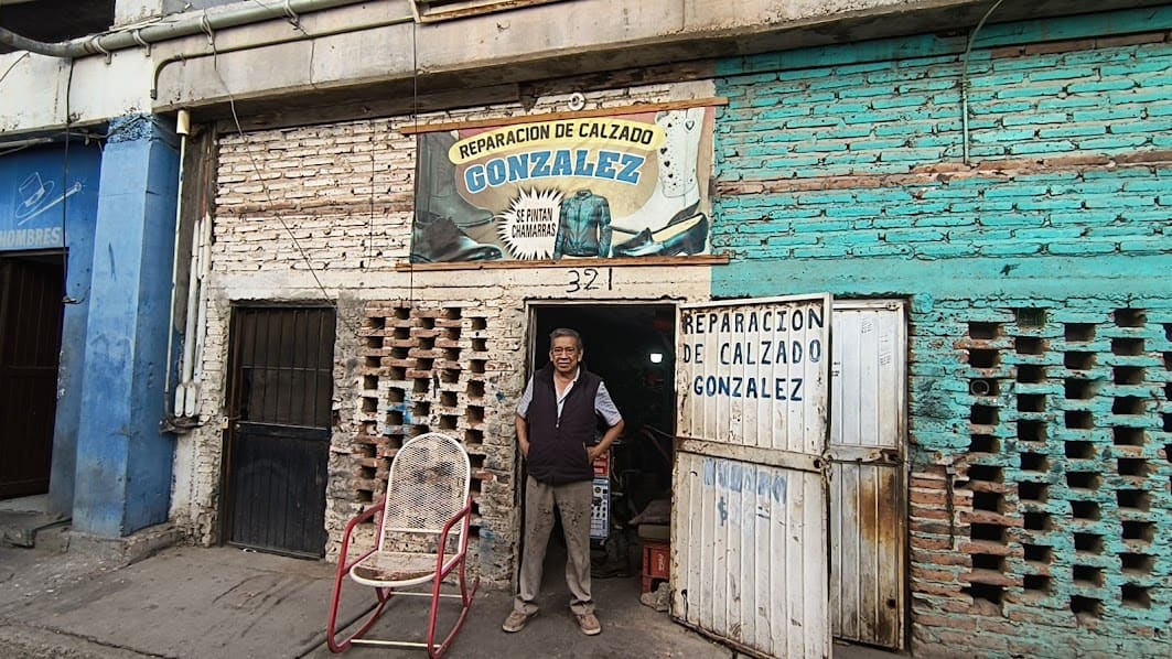 Don Tomás González: El incansable zapatero de 70 años de Ciudad Obregón